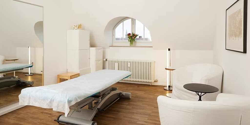 Ruhiger, heller Behandlungsraum der Osteopathie-Praxis in München