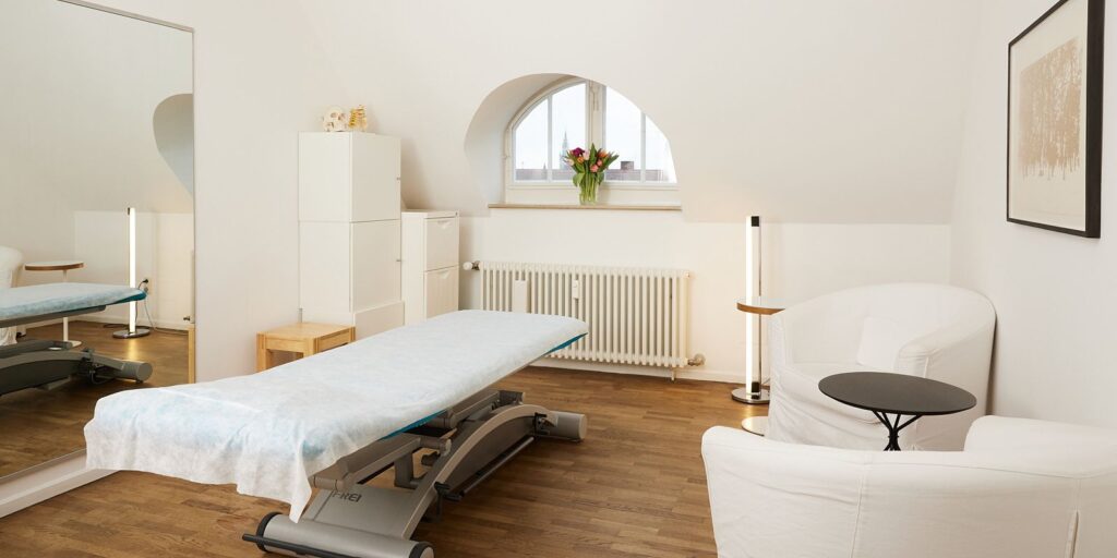 behandlungsraum osteopathie rueckenschmerzen