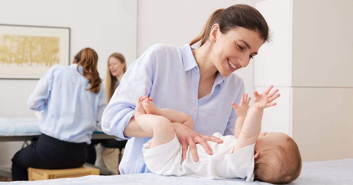 Kinderosteopathie in München: Osteopathin behandelt ein Baby