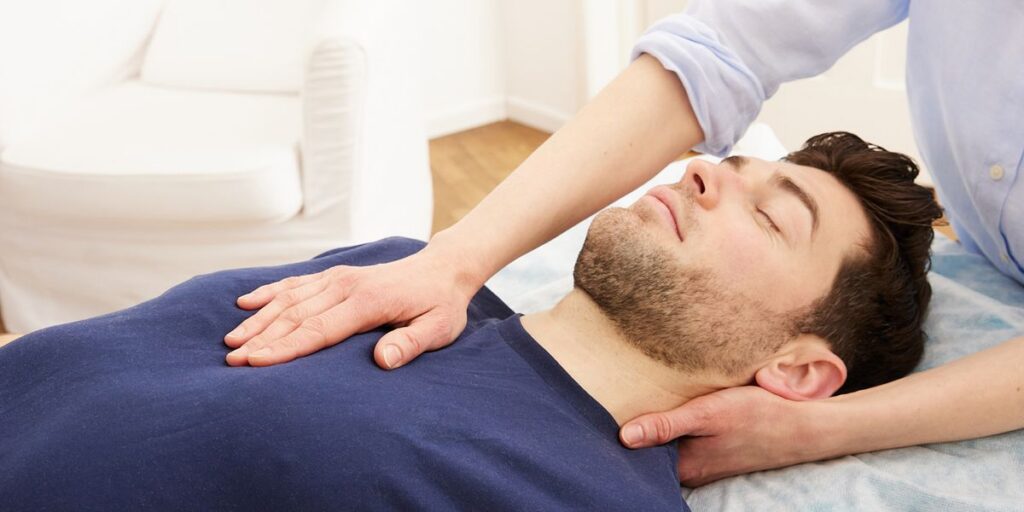 Begleitende Osteopathie bei Migräne: Behandlung von Nacken und Brustkorb