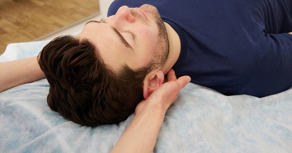 Osteopathie bei Kopfschmerzen: Behandlung am Hinterkopf und an den Kopfgelenken