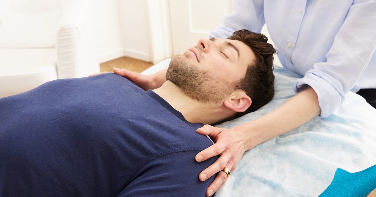 Osteopathie bei Rückenschmerzen: Behandlung an Schultergürtel und Brustwirbelsäule