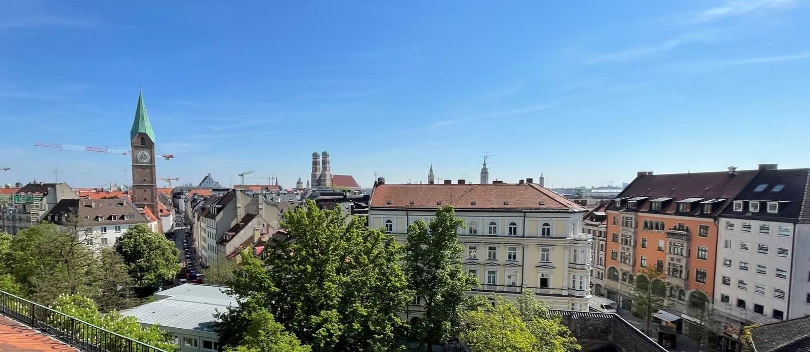 Blick aus der Praxis über die Münchner Innenstadt mit Frauenkirche