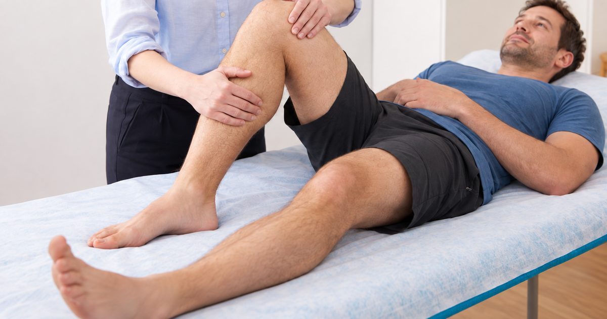 Sportosteopathie in München: Behandlung am Knie eines Sportlers